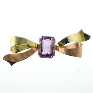 Green and rose gold retro brooch with carved amethyst in center